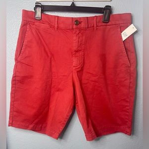 GAP MEN’s SHORTS IN GAPFLEX.  SIZE 34, IN RED.